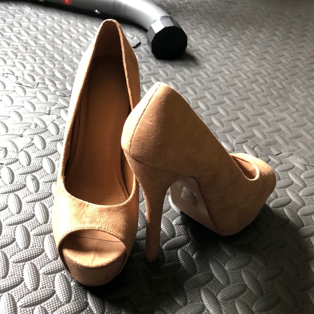 Nude/Camel Pumps